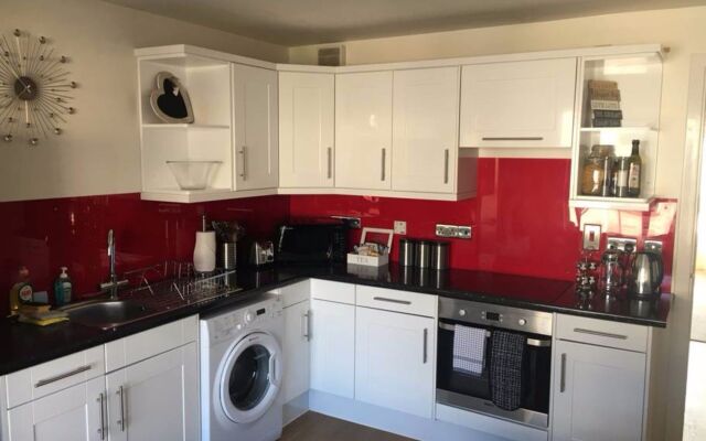 3 Bedroom Flat Near City Centre With Parking