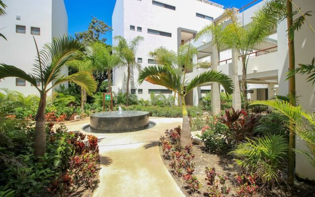 Beautiful Condo With Screened Terrace By The Pool