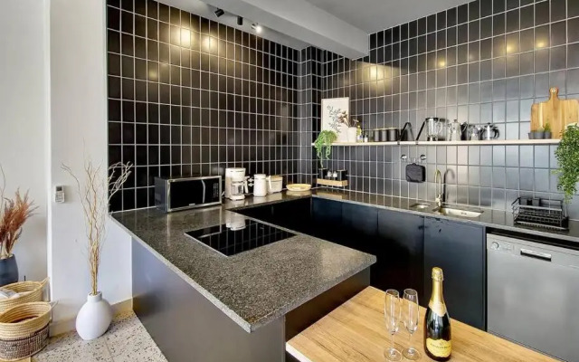 City Bowl Apartment with Rooftop Pool!