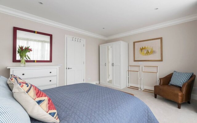 Gorgeous 5BR home with garden and parking in Battersea