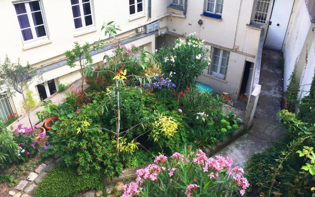 Romantic Artist Room Montmartre Bed  Breakfast