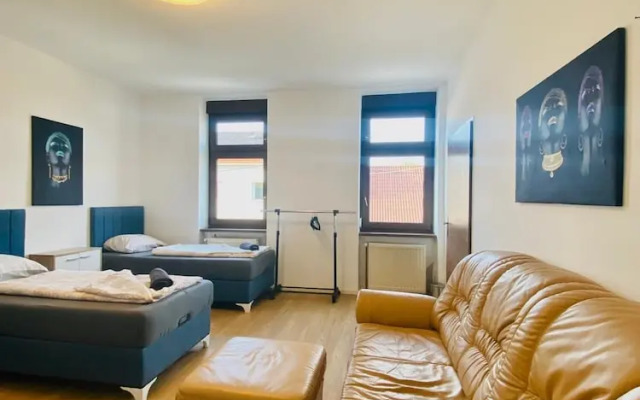 Spacious 4BR for 15 & 15 Min to Danube