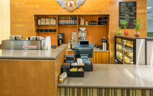 Holiday Inn Airport - Portland by IHG