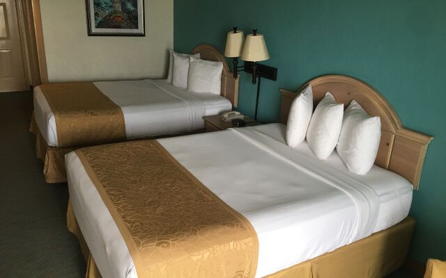 Tropical Winds Oceanfront Hotel