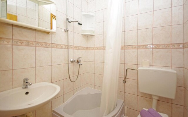 Nice Home in Makarska With Wifi and 2 Bedrooms