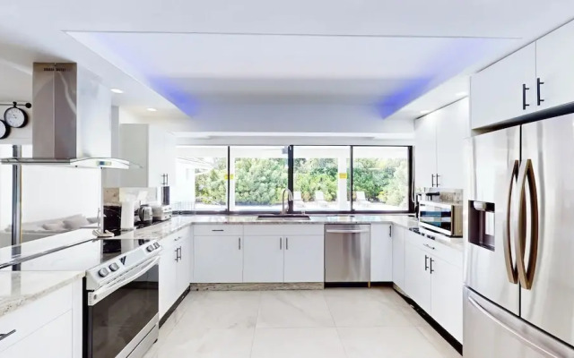 Villa Shapira 6BR Designer Home w Pool
