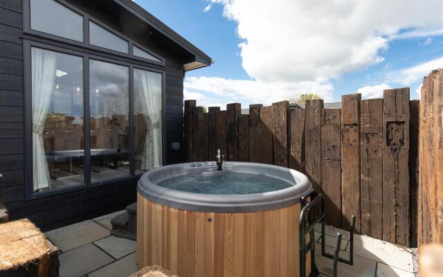 Trevelyn Lodge - Luxury Lodge Hot Tub Close to Beach