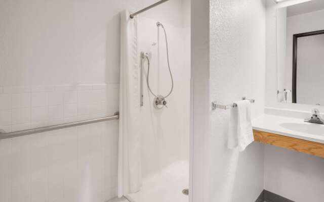 Super 8 by Wyndham Grayling