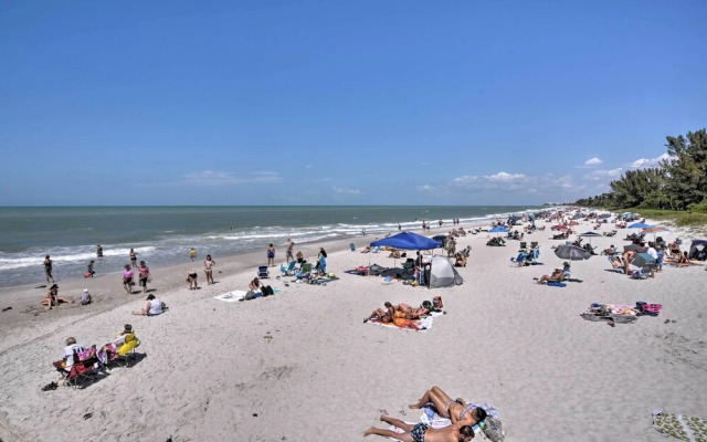 Naples Condo w/ Pool - Walk to Dining & Beach