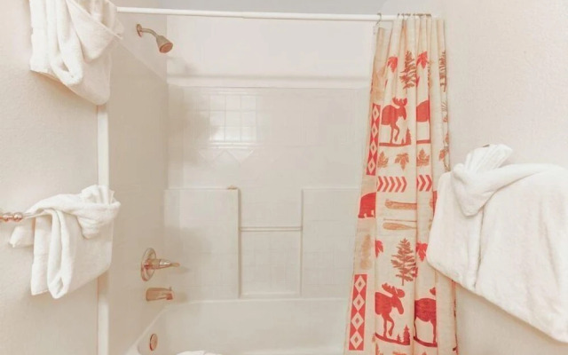 Studio Colorado Vacation Rental Located near River Run Village with Hot Tub and Pool Access