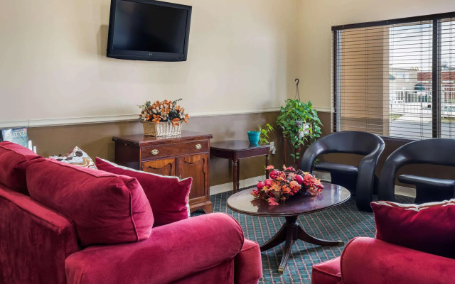 Econo Lodge Inn & Suites East