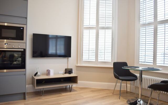 Modern 2 Bedroom Flat Central to Wimbledon