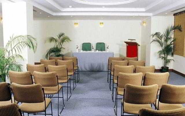 Hotel Meraden Grand