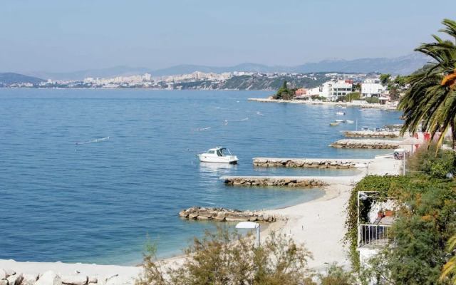 Modern Apartment in Podstrana with Hot Tub