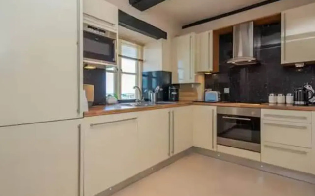 Harbourside Apartment With Seaviews and Parking