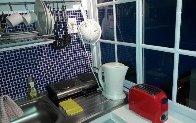 Monoambiente con baño privado y cocineta dentro de casa