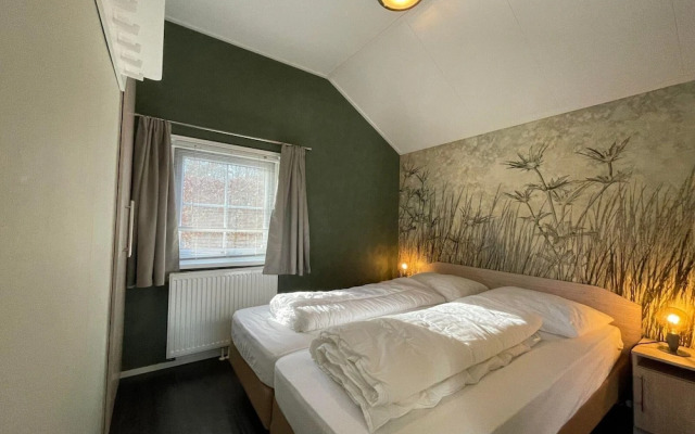 Tranquil Lakeside Stay for 4 Guests