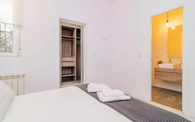 Apartment with Balconies in La Latina by Batuecas