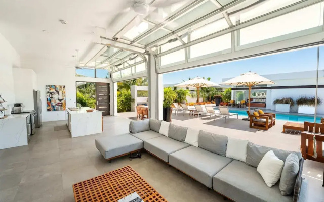 New Seaside Vacation Villa With Hotel Amenities v9