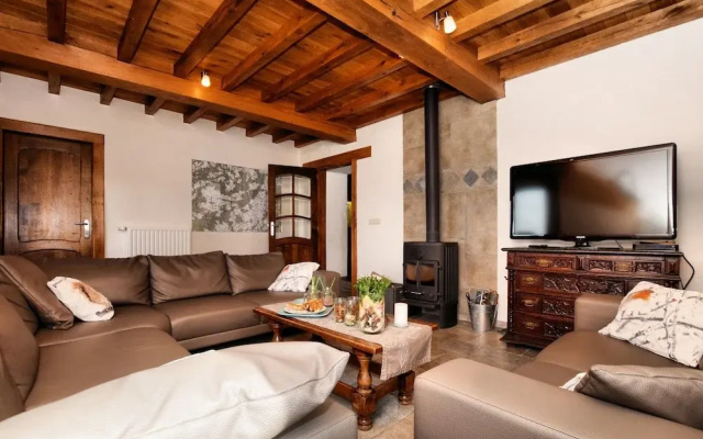 Forest-edge Stay, Burtonville