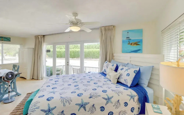 Walk to Beach: Waterfront Home in Marathon!