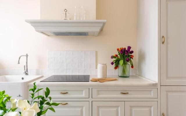 Villa Alfonso, Luxury Villa In Midtown, Parking