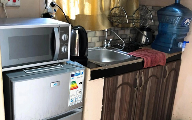 Cozy Bukoto Studio, unlimited WiFi, Netflix & Close to Acacia
