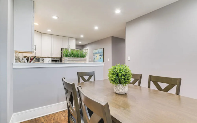 5 Mi to Dtwn: Ukrainian Village Apartment!