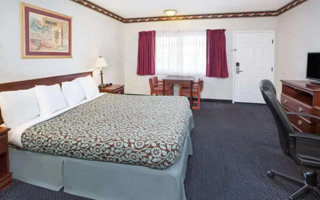 Days Inn By Wyndham Costa Mesa Newport Beach
