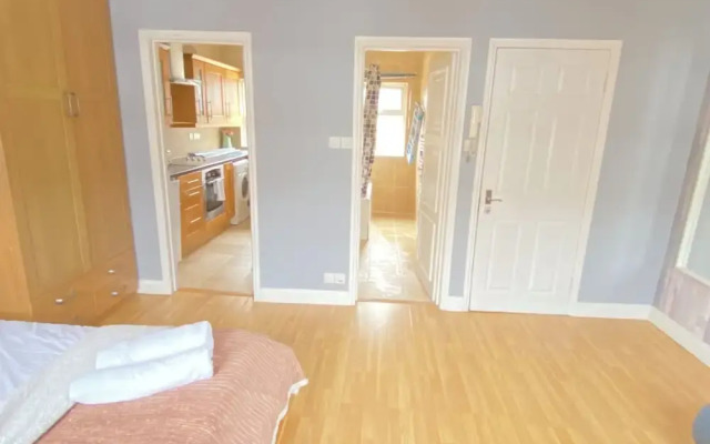 City Centre Chic Apartment in London