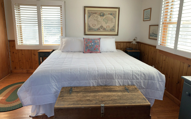 Vineyard Harbor Motel - Private Beach