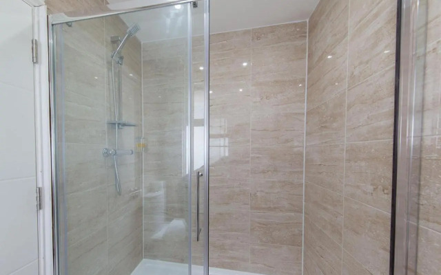 Heathrow-Windsor House for contractors & big groups