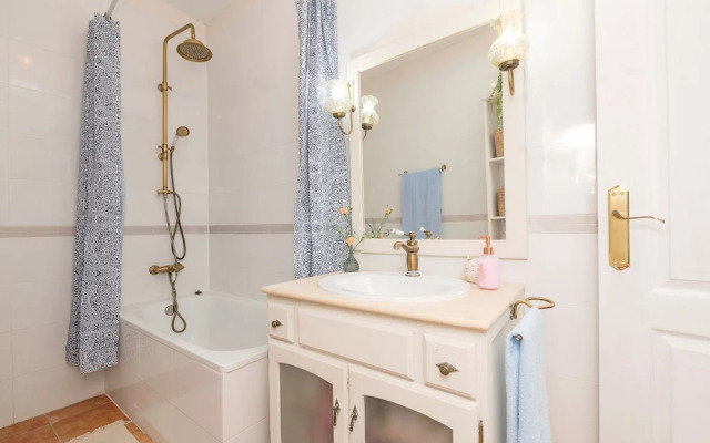 Starlight in Cadiz With 3 Bedrooms and 1 Bathrooms