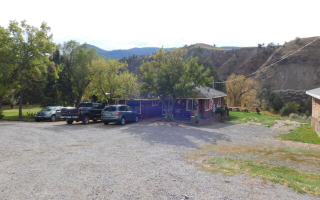 North Yellowstone Lodge and Hostel