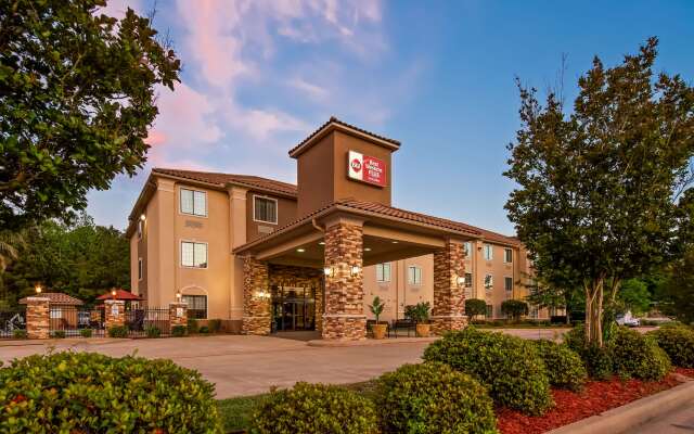 Best Western Plus Crown Colony Inn & Suites