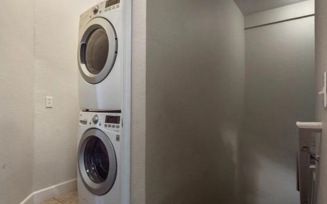 4 Bedrooms S / Lucaya Village Townhouse