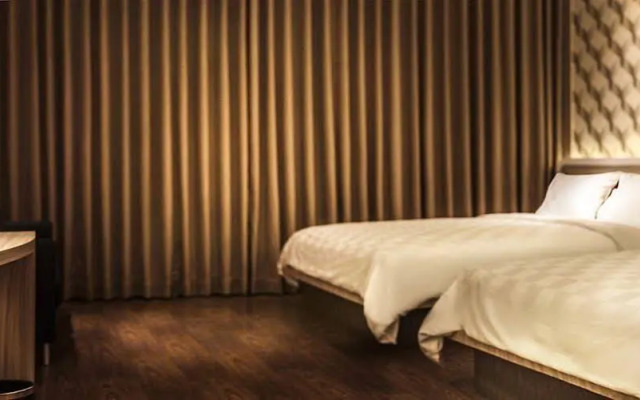 M Premiere Hotel