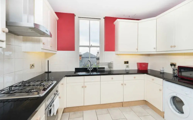 Remarkable Richmond Home By The Tube Station