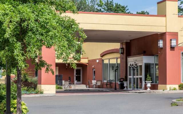 Clarion Hotel & Suites Hamden - New Haven