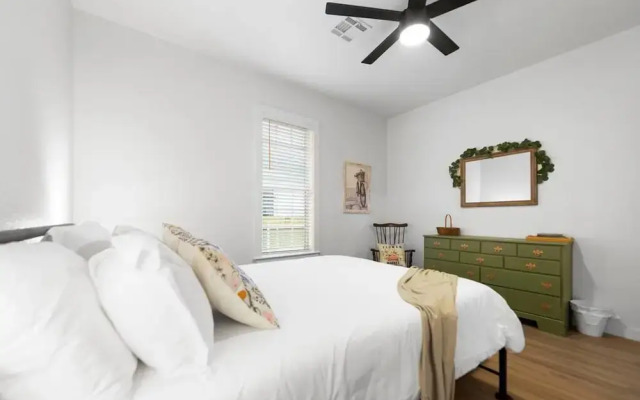 New Charming 2-bedroom Home Minutes to Downtown