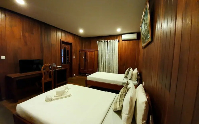 Sam Moon's Hotel Angkor Wooden House