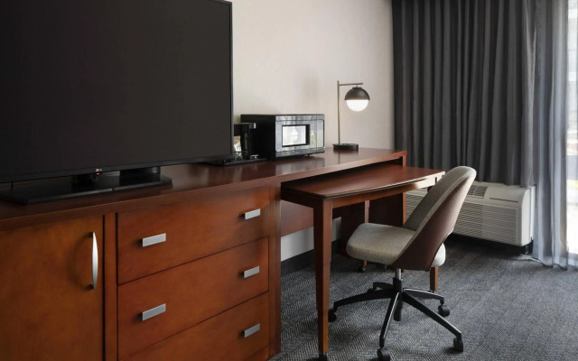 Courtyard by Marriott Fresno