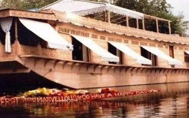 Hollywood Group Of Houseboats