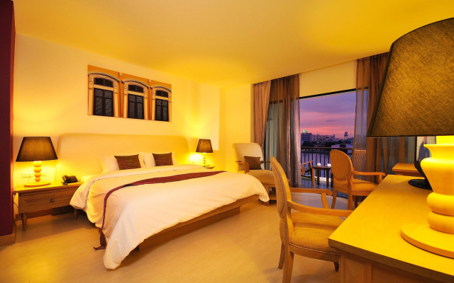 The StandardX Bangkok Phra Arthit