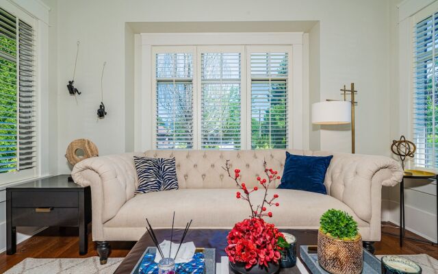Elegant & Cozy Escape West Vancouver