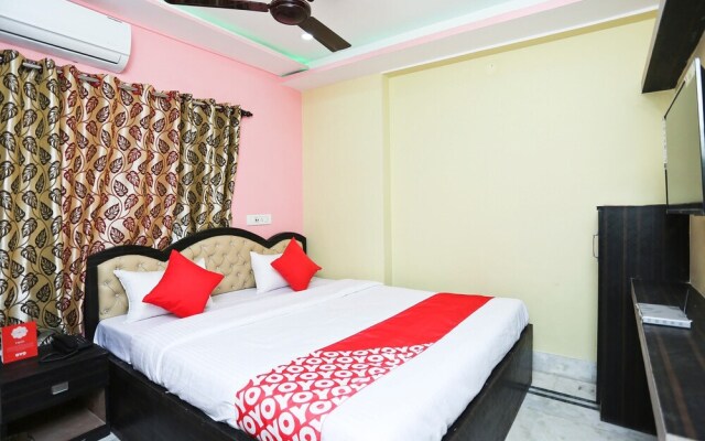 OYO 22566 Red Velvet Inn