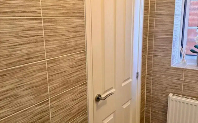 High END Spacious 4 Bed House - Free Parking