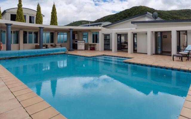 Poolside Retreat - Picton Holiday House Waikawa