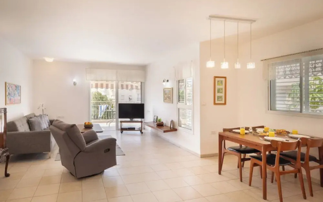 Homey Kiryat Haim Apt by Sea N Rent
