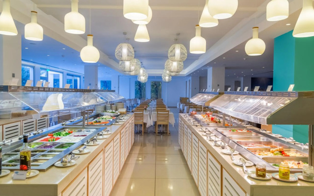 Vrissaki Beach Hotel